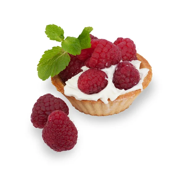 Tartlets met aardbeien en slagroom munt bladeren isolat — Stockfoto