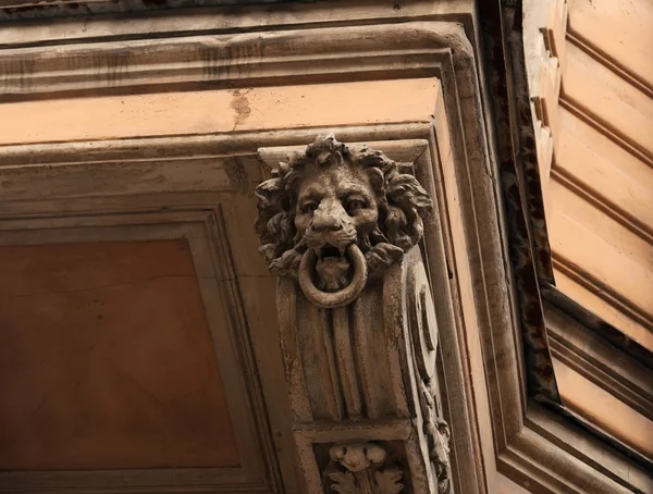 Fragmento de edifício com cabeça de leão de escultura — Fotografia de Stock