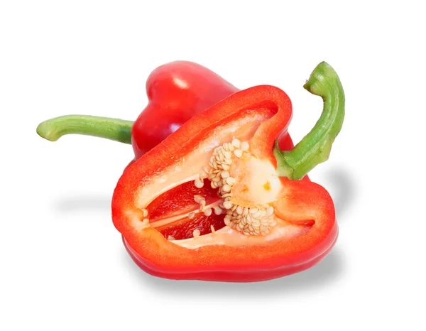 Dvě červené papriky, z nichž jeden řez izolované — Stock fotografie