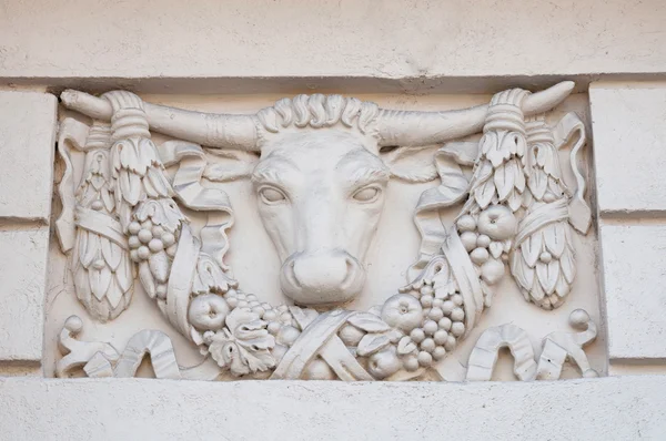 Basrelief fasády historické budovy s býčí hlavou — Stock fotografie