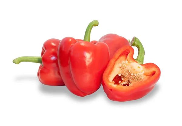 Drie rode peper, waarvan er één gesneden geïsoleerde — Stockfoto
