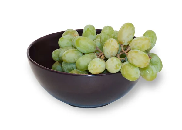 Zielony winogron w fioletowy kubek na białym tle — Zdjęcie stockowe