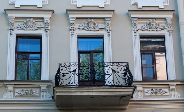 Detalhe de uma casa velha com decoração em forma cabeça de mercúrio sobre w — Fotografia de Stock