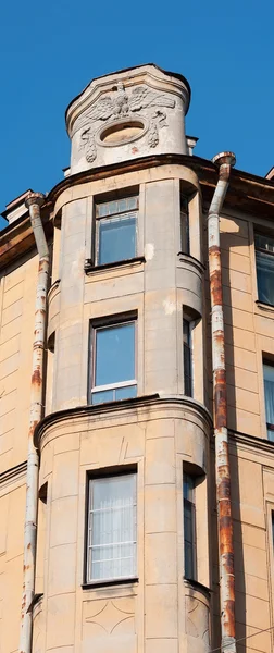 Façade vieille maison avec emblème d'un aigle — Photo