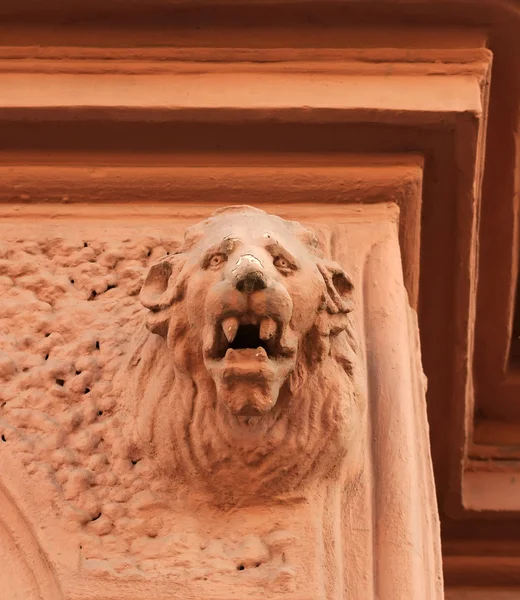 Fragment an ancient building decorated  lion's head — Stock Photo, Image