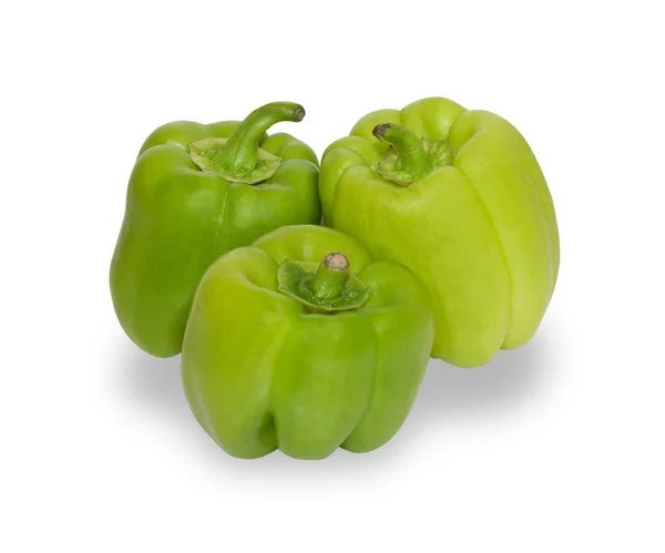 Drie groene paprika's geïsoleerd3 yeşil biber izole — Stockfoto