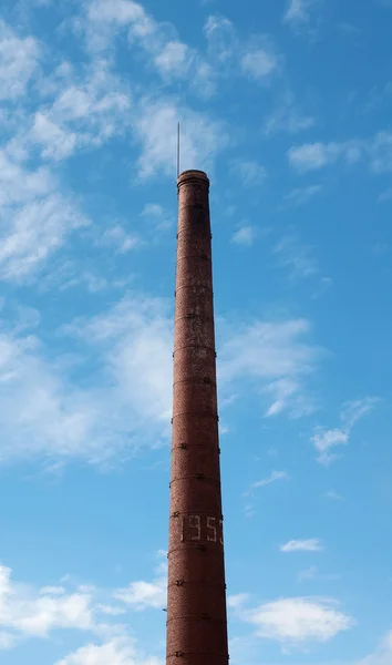 旧工厂的烟囱，在蔚蓝的天空 — 图库照片