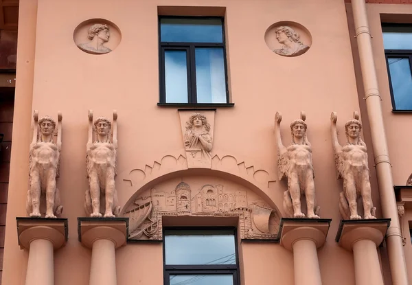 Façade vieille maison avec des sculptures dans le style égyptien — Photo