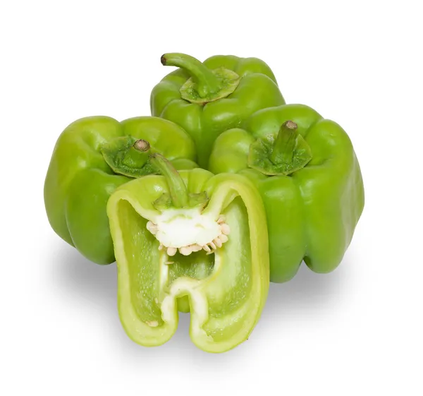 Verschillende rijp groene paprika's gesneden een geïsoleerd — Stockfoto