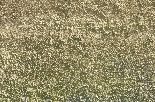 Тонкая желтая стена из цемента — стоковое фото