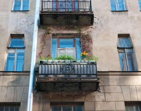 Residential balcony decorated with flowers on facade of the old — Stock Photo, Image