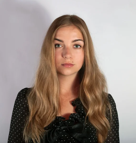 Портрет молодої дівчини з волоссям на сірому — стокове фото