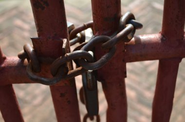 eski kapı zinciri kilit.