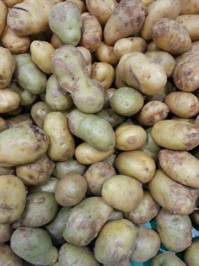 Patatesler markette çiğ sebzeler.