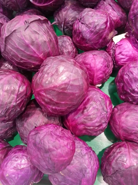 Fresh red cabbage on the market. — Stock Photo, Image