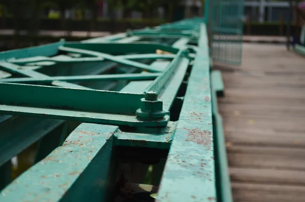 Tornillos en un puente-Tornillos resistidos en una viga de acero, parte de un br —  Fotos de Stock