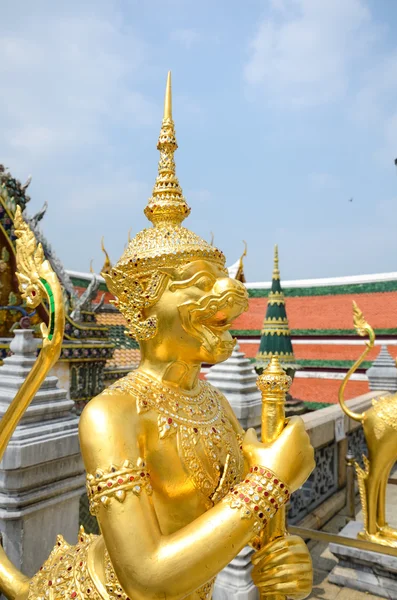 En gyllene staty på emerald buddha tempel — Stockfoto
