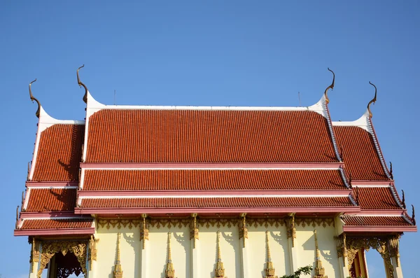 โบสถ์หลักที่วัดไทยที่มีท้องฟ้าสีฟ้า , — ภาพถ่ายสต็อก