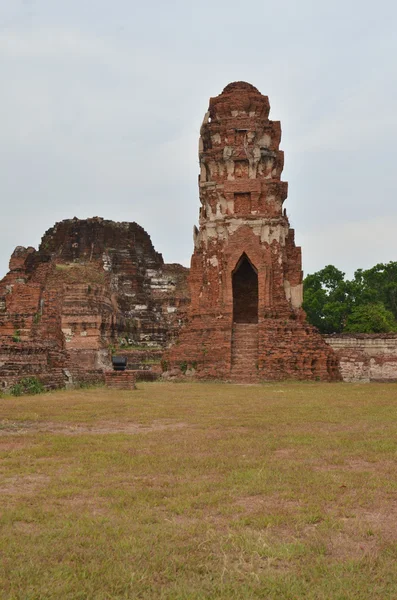 Pagoda dañada en Wat Phra Mahathat, Ayutthaya, Tailandia —  Fotos de Stock