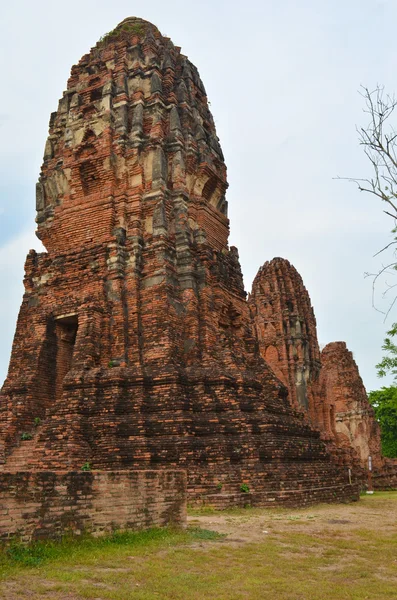 Pagoda dañada en Wat Phra Mahathat, Ayutthaya, Tailandia — Foto de Stock