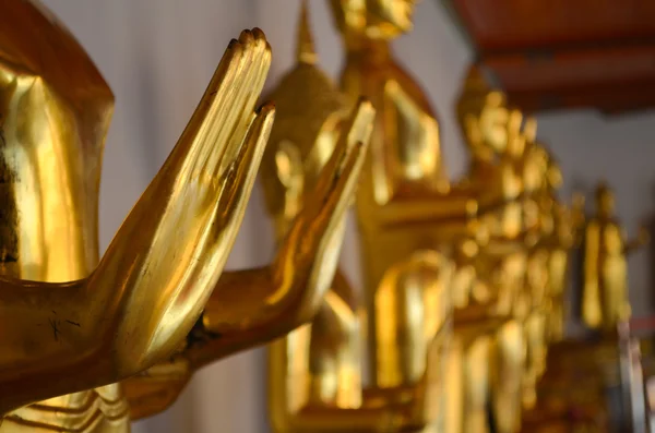 Ruka požehnání Zlatá socha Buddhy — Stock fotografie