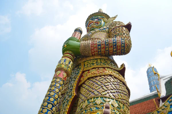 La estatua gigante en Wat Phra Kaew —  Fotos de Stock