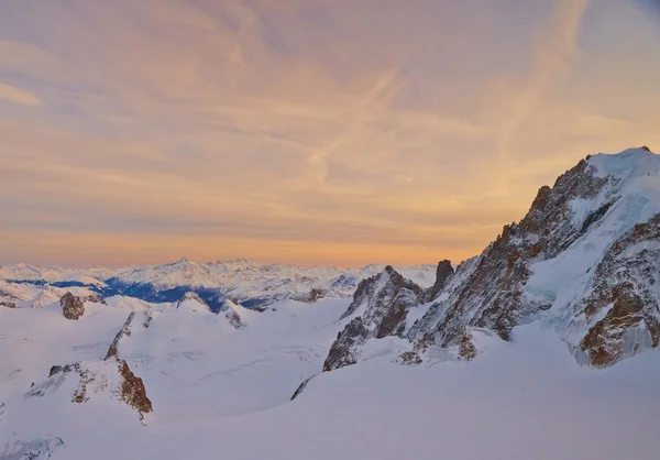 Západ slunce v horách v chamonix mont blanc — Stock fotografie