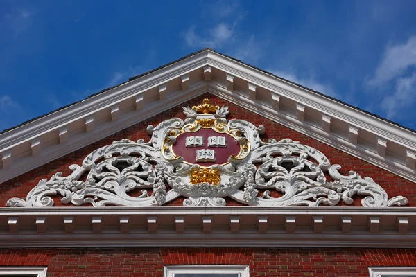 06.04.2011, USA, Boston: Wappen am Gebäude von harvard — Stockfoto