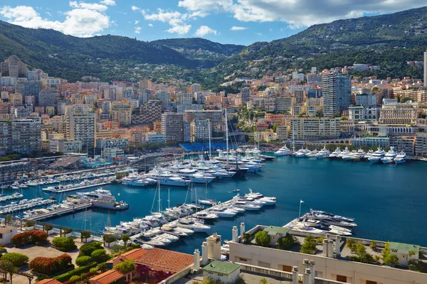 Blick auf Luxusjachten im Hafen von Monaco. Lorbeer-Cap-Tag. — Stockfoto