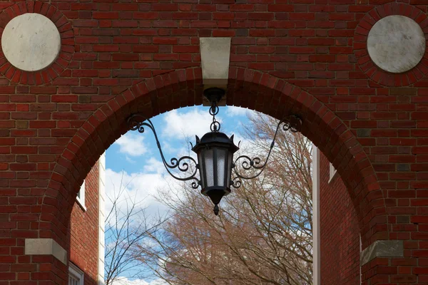 06.04.2011, USA, Harvard University, Arch with a lantern — Stock Photo, Image