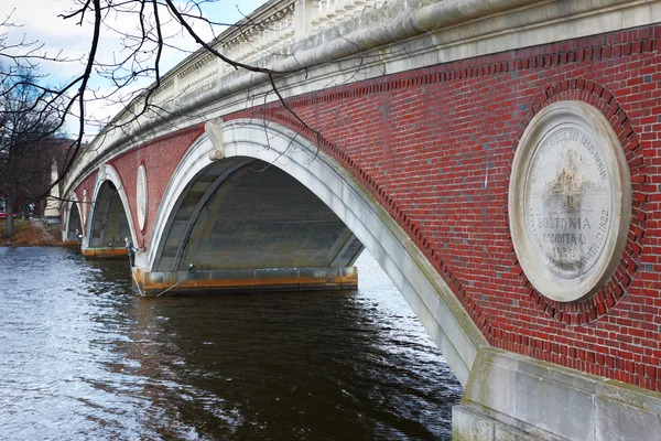 06.04.2011, USA, Harvard University, Brücke — Stockfoto