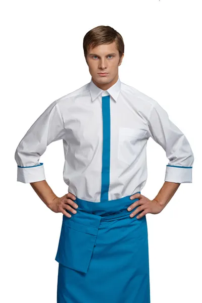 Młody człowiek w formie kelner i kucharz, białą koszulę, niebieskie Spodnie fartuch, czarny — Zdjęcie stockowe
