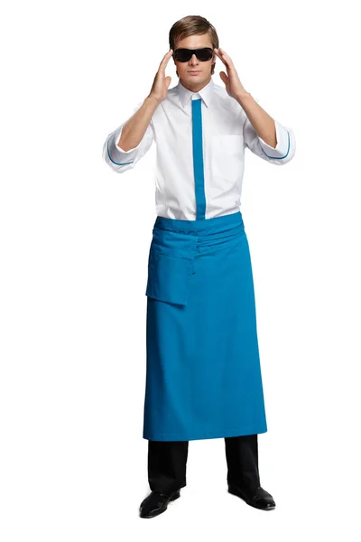 Giovane sotto forma di cameriere o chef, camicia bianca, grembiule blu, pantaloni neri — Foto Stock