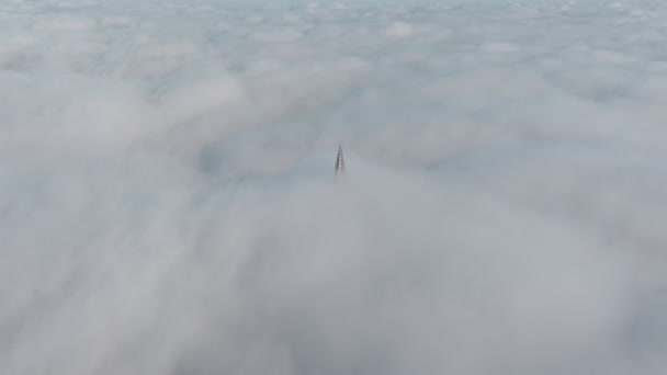 Ρωσία, Αγία Πετρούπολη, 14 Οκτωβρίου 2021: Η κορυφή του ψηλότερου ουρανοξύστη στην Ευρώπη πάνω από τα σύννεφα, το κτίριο της πετρελαϊκής εταιρείας Gazprom, το σπιράλ μιας μεταλλικής και γυάλινης δομής — Αρχείο Βίντεο