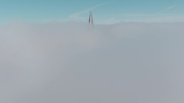 Russland, St. Petersburg, 14. Oktober 2021: Die Spitze des höchsten Wolkenkratzers Europas über den Wolken, das Gebäude des Ölkonzerns Gazprom, die Spitze einer Metall- und Glaskonstruktion — Stockvideo