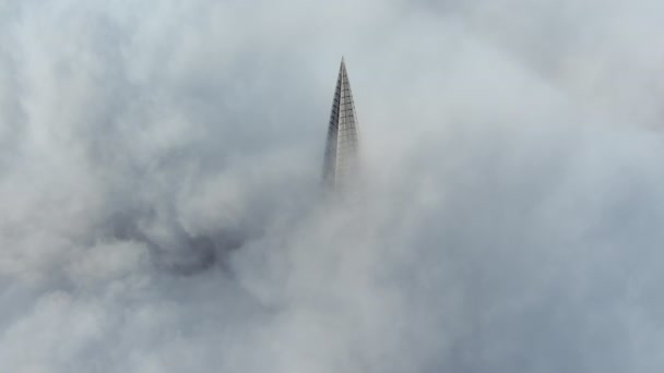 Russland, St. Petersburg, 14. Oktober 2021: Die Spitze des höchsten Wolkenkratzers Europas über den Wolken, das Gebäude des Ölkonzerns Gazprom, die Spitze einer Metall- und Glaskonstruktion — Stockvideo