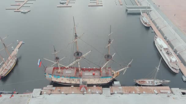 Rússia, São Petersburgo, 14 de outubro de 2021: Filmagem em vídeo aéreo do novo porto Hércules com uma réplica da antiga fragata militar Poltava, o porto ao lado do arranha-céu do centro de Lakhta — Vídeo de Stock