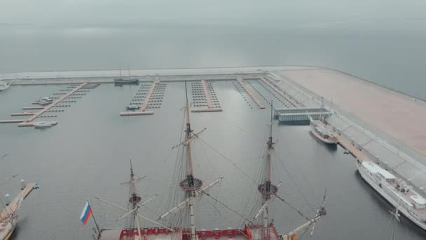 Rusia, San Petersburgo, 14 de octubre de 2021: Vídeo aéreo del nuevo puerto Hércules con una réplica de la antigua fragata militar Poltava, el puerto junto al rascacielos del centro de Lakhta — Vídeo de stock