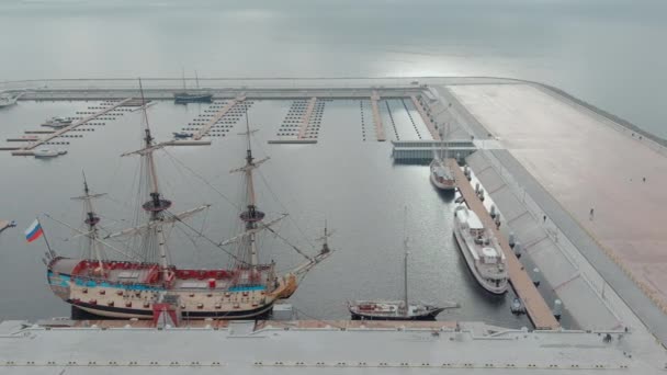 Russland, St. Petersburg, 14. Oktober 2021: Luftaufnahme des neuen Hafens Hercules mit einem Nachbau der alten Militärfregatte Poltawa, dem Hafen neben dem Lakhta Center Wolkenkratzer — Stockvideo