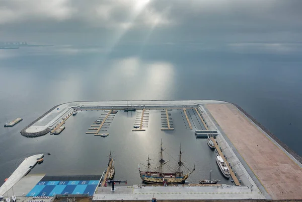 Rusya, St. Petersburg, 14 Ekim 2021: Lakhta merkez gökdeleninin yanındaki liman olan eski askeri firkateyn Poltava 'nın kopyasıyla yeni liman Herkül' ün havadan görünüşü — Stok fotoğraf