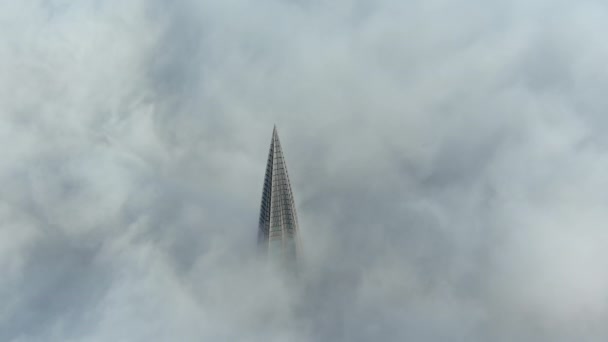 Rusya, St. Petersburg, 14 Ekim 2021: Avrupa 'nın bulutların üzerindeki en yüksek gökdelenin tepesi, Gazprom petrol şirketinin binası, metal ve cam bir yapının temeli — Stok video