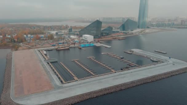 Rusya, St. Petersburg, 14 Ekim 2021: Lakhta merkez gökdeleninin yanındaki liman olan eski askeri firkateyn Poltava 'nın kopyasıyla yeni liman Herkül' ün havadan çekimleri — Stok video