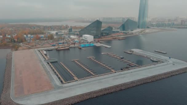 Rusia, San Petersburgo, 14 de octubre de 2021: Vídeo aéreo del nuevo puerto Hércules con una réplica de la antigua fragata militar Poltava, el puerto junto al rascacielos del centro de Lakhta — Vídeo de stock