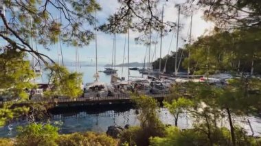 Türkiye, Sarsala, 03 Ekim 2021: Marmaris yakınlarındaki birçok adadan birinin yakınlarındaki Sarsala 'nın pitoresk körfezi, yelkenli yarışlarına katılanlar rıhtımda, arka plandaki dağlarda yer alıyor.