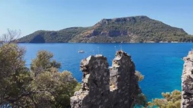 Gemiler adası yakınlarındaki pitoresk körfez, denizde yalnız yelkenli tekne, Marmaris yakınlarında adalar, yelkenli yelkenli yarışı, arka planda dağlar, açık havada üst manzara.