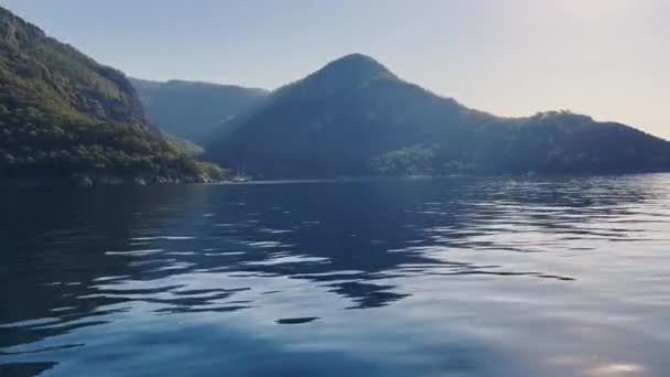 페티 이 근처의 많은 섬들 중 하나 근처에 있는 터어 키 의 그림 같이 아름다운 만, 뒤에 보이는 산들 — 비디오