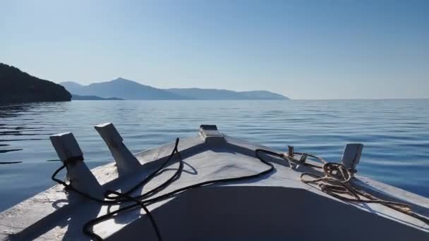 La pintoresca bahía de Ekinchik en Turquía, cerca de una de las muchas islas cerca de Fethye, barcos de pesca, montañas en el fondo — Vídeo de stock