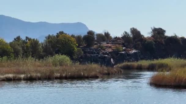 La pittoresca baia di Ekinchik in Turchia, vicino a una delle tante isole vicino a Fethye, barche da pesca, montagne sullo sfondo — Video Stock