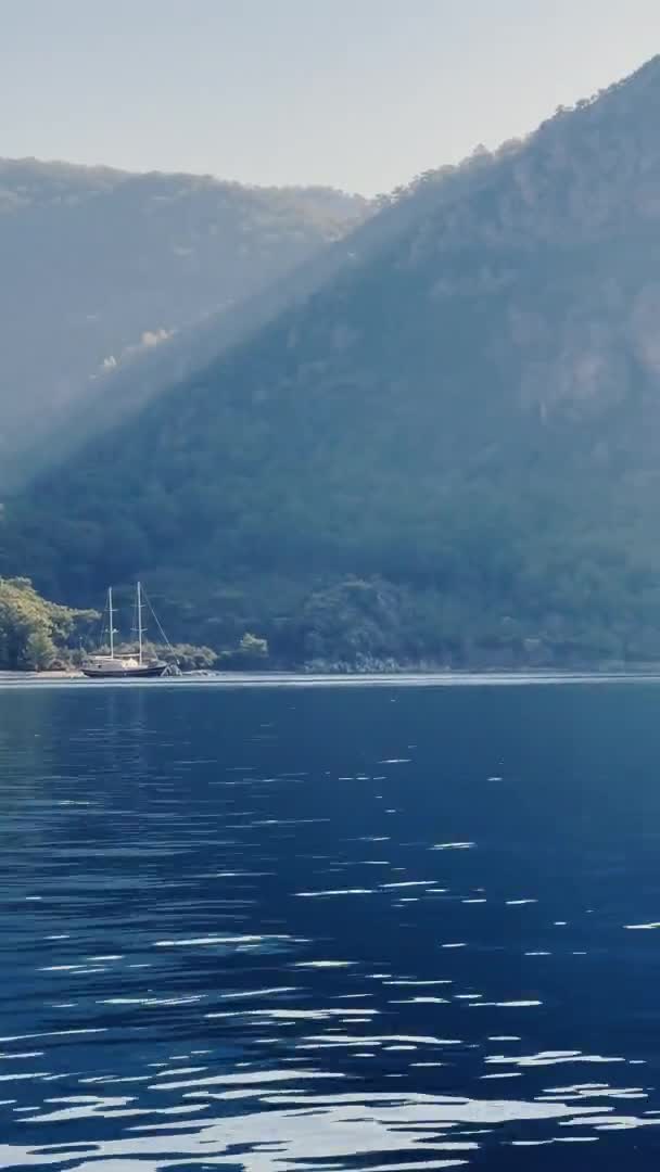 Türkiye, Gemiler, Marmaris yakınlarındaki adanın pitoresk körfezi, yelkenli yarışlarına katılanlar, arka plandaki dağlar