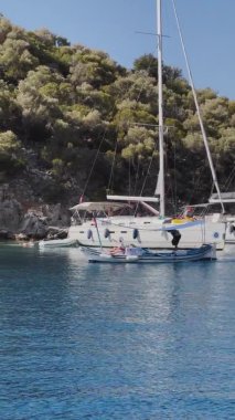 Türkiye, Sarsala, 03 Ekim 2021: Marmaris yakınlarındaki birçok adadan birinin yakınlarındaki Sarsala 'nın pitoresk körfezi, yelkenli yarışlarına katılanlar rıhtımda, arka plandaki dağlarda yer alıyor.